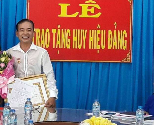Pic_11_-_Nguyen_Viet_Ha_presented_certificate_of_30_years_in_VCP.jpg