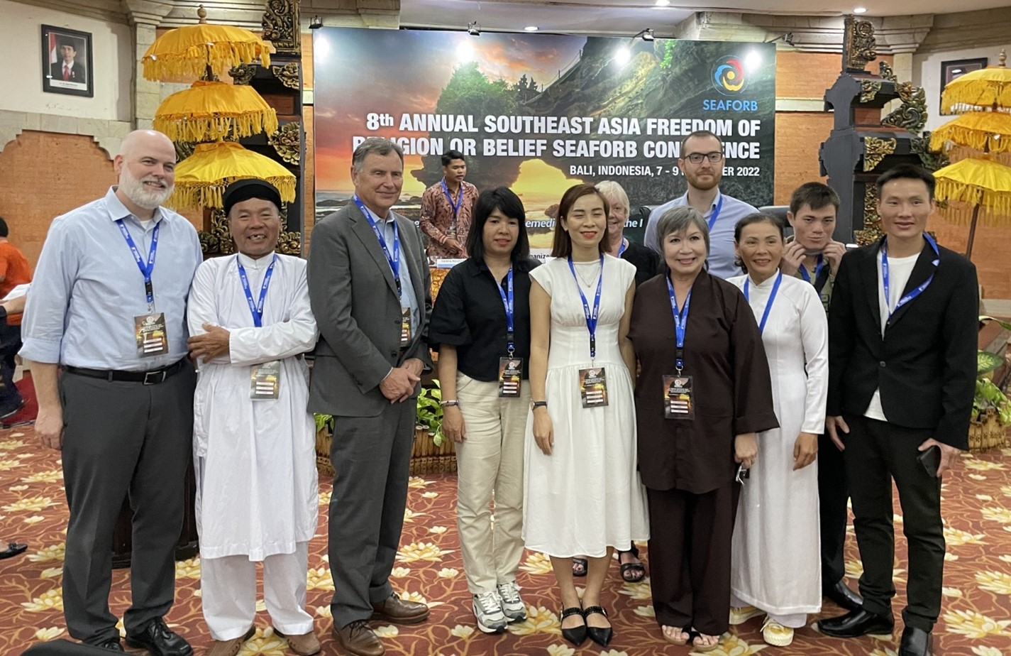 Vietnamese_advocates_with_USCIRF_team_Nov_9_2022.jpg