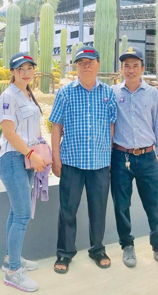 Pic_13_-_Thach_Dong_with_wife_in_Thailand.jpg