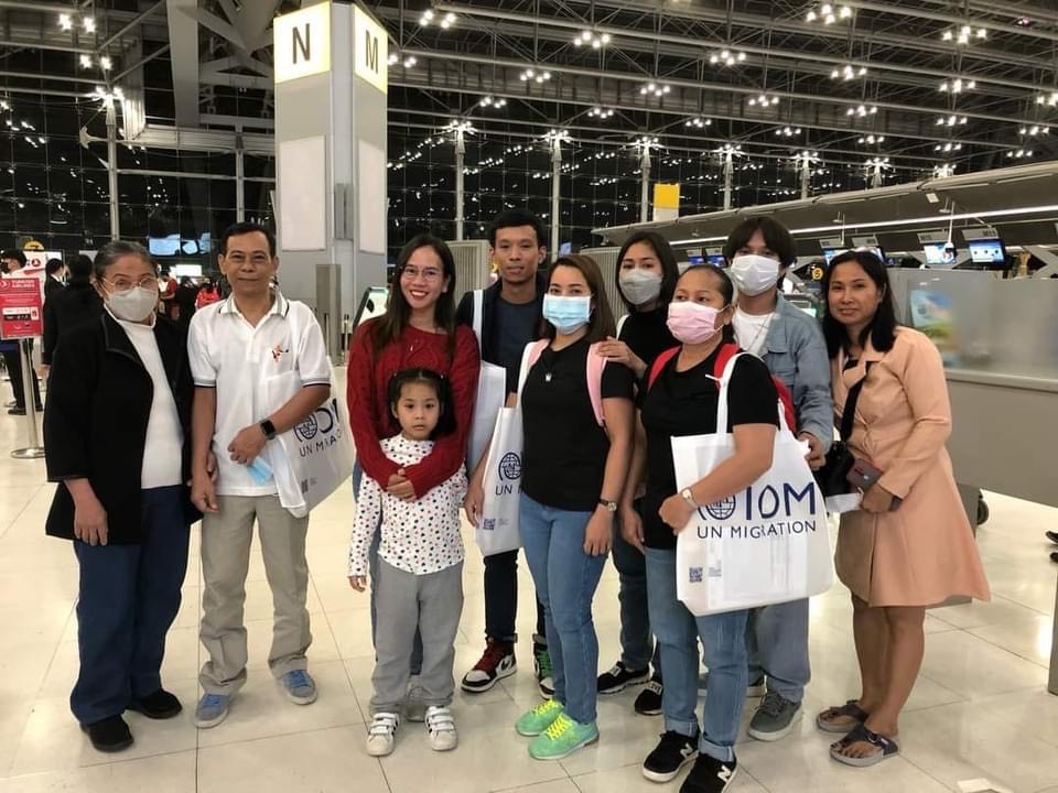 Gia đình ông Thạch Soong ở phi trường Bangkok