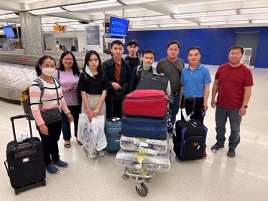 Hoang_Van_Pa_and_family_at_Denver_airport.jpg